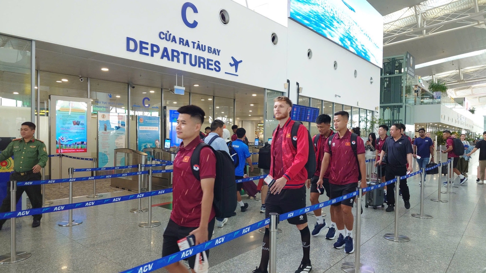 Đội tuyển Việt Nam lên đường sang Indonesia đấu FIFA ASEAN Cup: Mệnh lệnh chiến thắng, quyết mang cúp về- Ảnh 6.