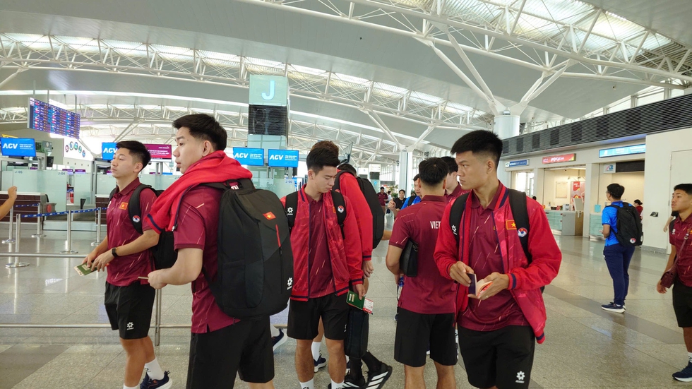 Đội tuyển Việt Nam lên đường sang Indonesia đấu FIFA ASEAN Cup: Mệnh lệnh chiến thắng, quyết mang cúp về- Ảnh 5.