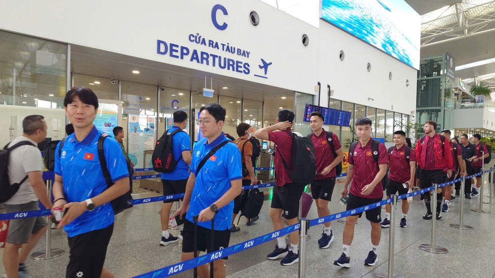 Đội tuyển Việt Nam lên đường sang Indonesia đấu FIFA ASEAN Cup: Mệnh lệnh chiến thắng, quyết mang cúp về- Ảnh 2.