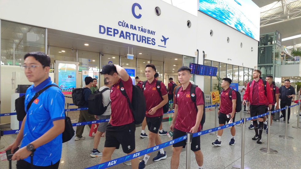 Đội tuyển Việt Nam lên đường sang Indonesia đấu FIFA ASEAN Cup: Mệnh lệnh chiến thắng, quyết mang cúp về- Ảnh 4.