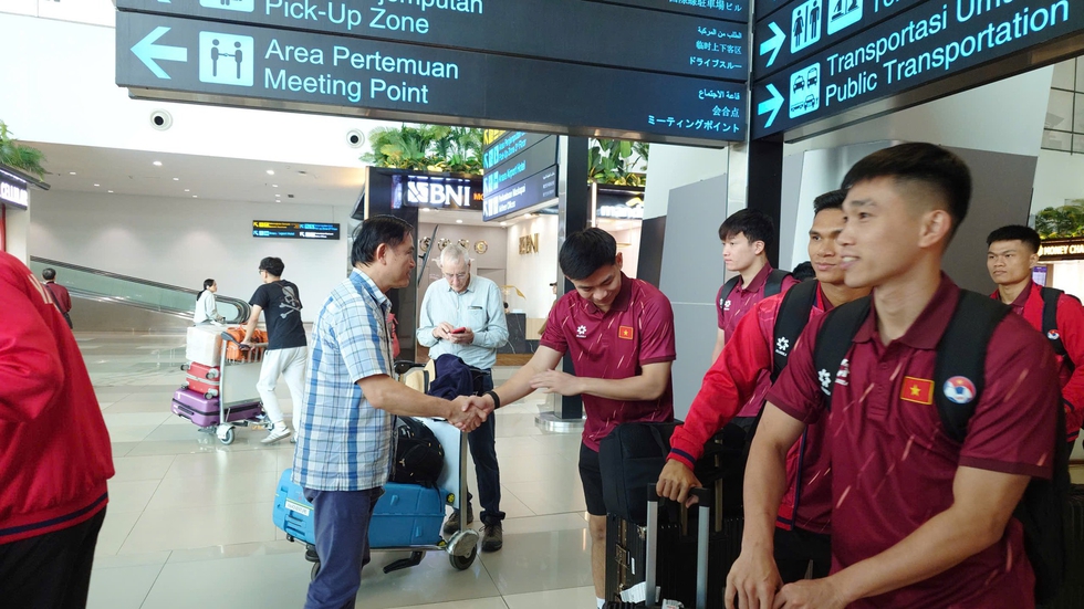 Đội tuyển Việt Nam tái ngộ Trưởng đoàn Trần Anh Tú và Minh Khoa ở Indonesia: Bắt đầu chinh phục FIFA ASEAN Cup- Ảnh 4.