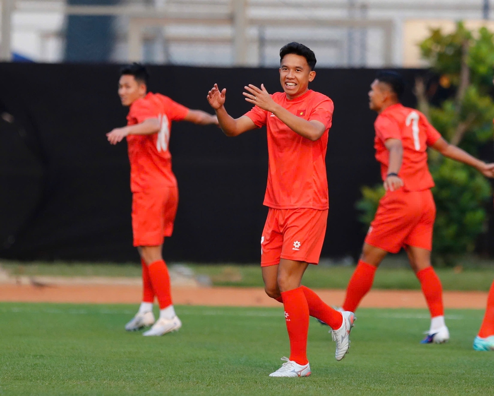 Cơ hội n&agrave;o cho 3 t&acirc;n binh Việt kiều ở đội tuyển Việt Nam, buổi tập đầu ti&ecirc;n tại Indonesia c&oacute; g&igrave; hay?- Ảnh 10.