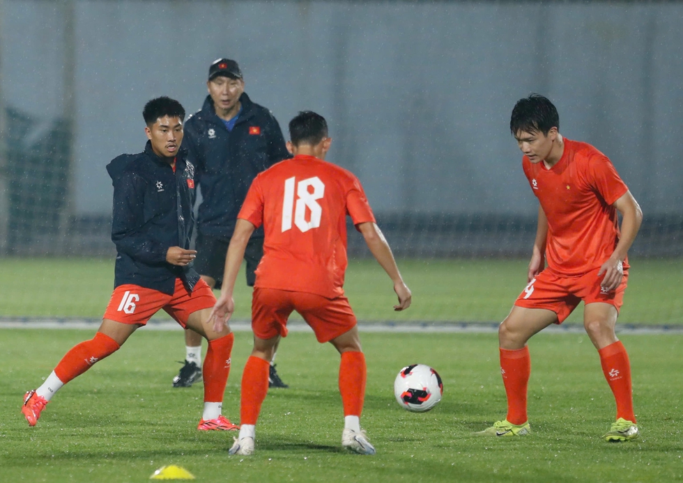 Thầy Kim v&agrave; Ho&agrave;ng Đức &lsquo;thủy chiến&rsquo; dưới mưa, L&ecirc; Giang Patrik v&agrave; Ho&agrave;ng H&ecirc;n l&agrave;m g&igrave; ở đường hầm?- Ảnh 6.
