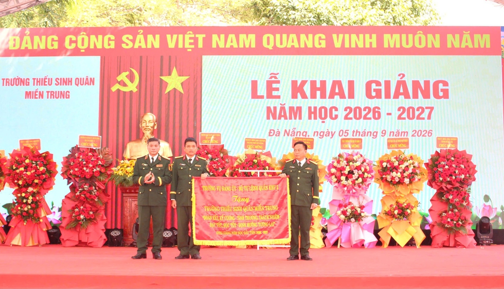 Trường Thiếu sinh qu&acirc;n miền Trung khai giảng: Học sinh kh&oacute;a đầu ti&ecirc;n h&aacute;o hức 'nhập ngũ'- Ảnh 6.