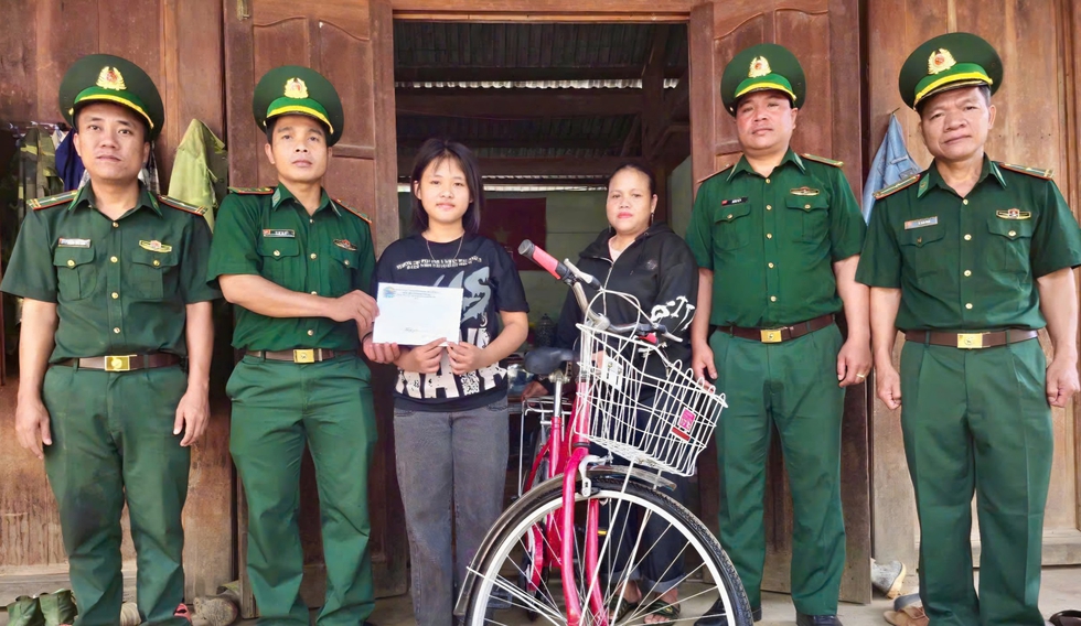 Chiếc xe đạp mới 'chở' ước mơ đến trường của nữ sinh ngh&egrave;o v&ugrave;ng bi&ecirc;n Đ&agrave; Nẵng- Ảnh 1.