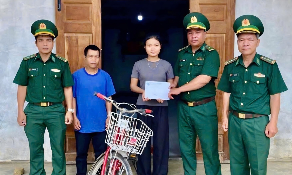 Chiếc xe đạp mới 'chở' ước mơ đến trường của nữ sinh ngh&egrave;o v&ugrave;ng bi&ecirc;n Đ&agrave; Nẵng- Ảnh 2.