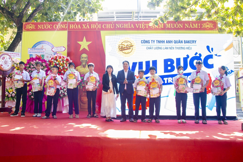 Chiếc xe đạp mới 'chở' ước mơ đến trường của nữ sinh ngh&egrave;o v&ugrave;ng bi&ecirc;n Đ&agrave; Nẵng- Ảnh 4.
