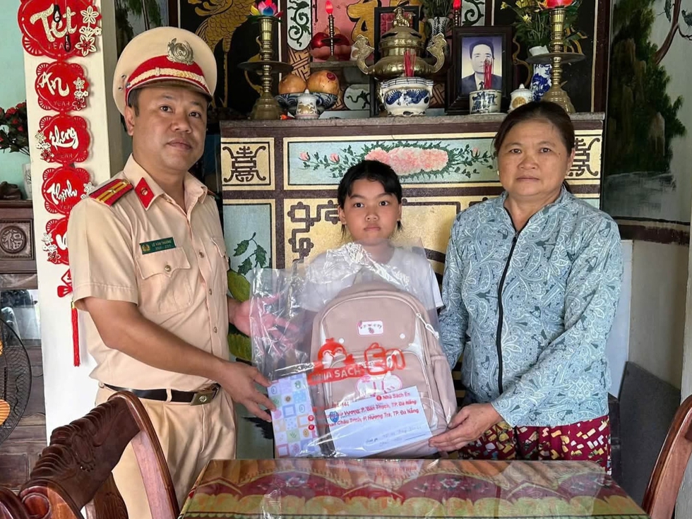 Chiếc xe đạp mới 'chở' ước mơ đến trường của nữ sinh ngh&egrave;o v&ugrave;ng bi&ecirc;n Đ&agrave; Nẵng- Ảnh 3.