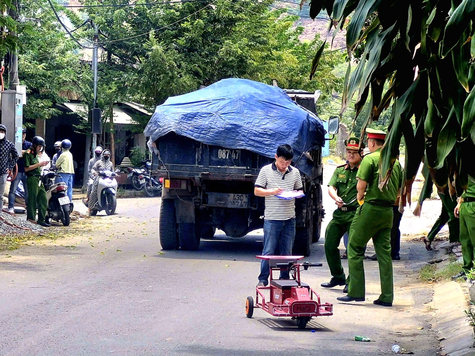 Tai nạn giữa xe tải với xe điện đồ chơi, b&eacute; trai 5 tuổi tử vong thương t&acirc;m- Ảnh 1.