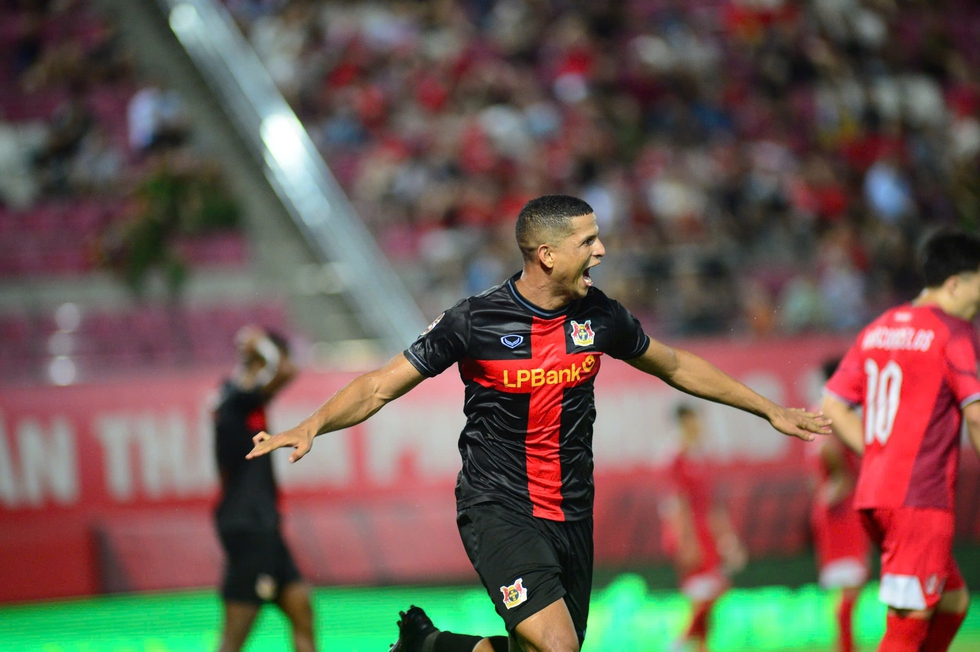 Vắng Ho&agrave;ng Đức v&agrave; T&agrave;i Lộc, Ninh B&igrave;nh vẫn thắng đậm Hải Ph&ograve;ng: Lucao cực hay, lập hat-trick v&agrave;o lưới đội b&oacute;ng cũ- Ảnh 1.