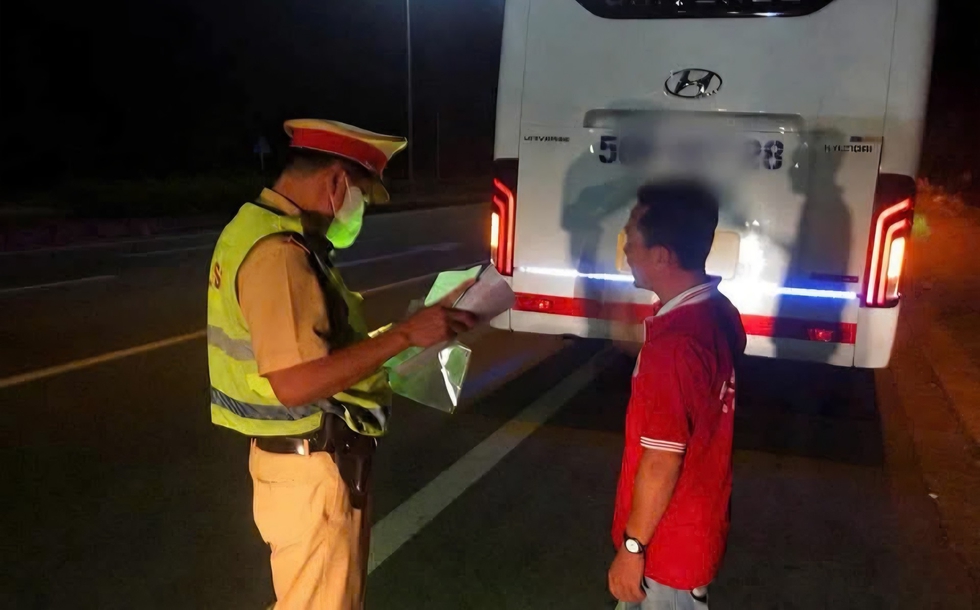 Xe kh&aacute;ch ph&oacute;ng 112 km/giờ tr&ecirc;n quốc lộ 1, CSGT tăng cường kiểm tra ban đ&ecirc;m- Ảnh 1.
