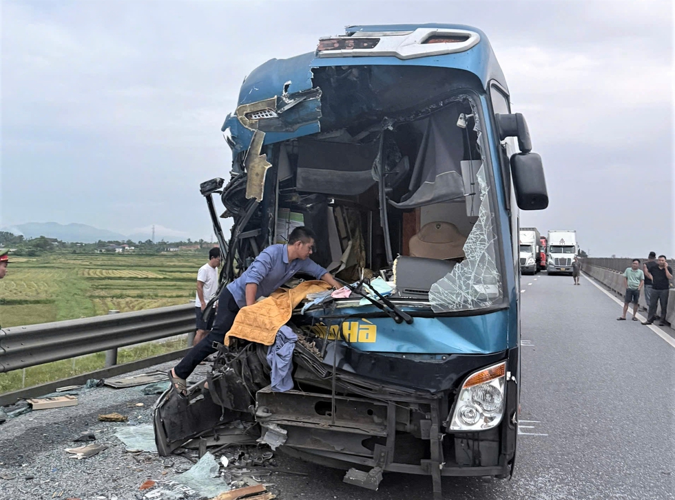 H&agrave; Tĩnh: Xe kh&aacute;ch va chạm xe đầu k&eacute;o tr&ecirc;n cao tốc, 5 người bị thương- Ảnh 1.