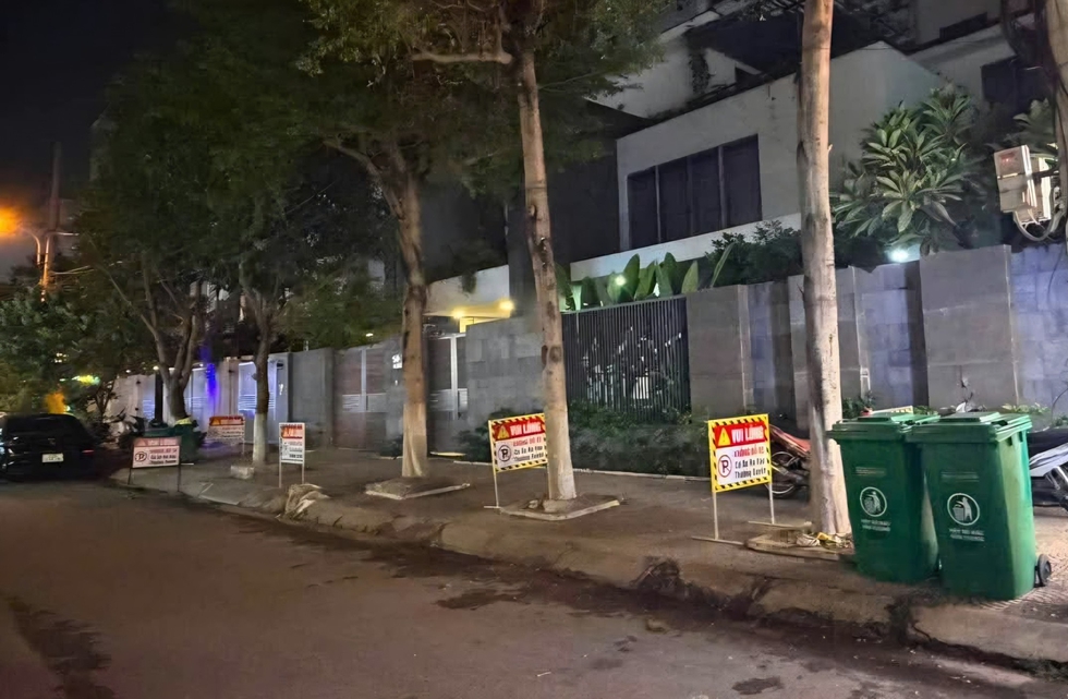 Đ&agrave; Nẵng: Đặt 5 bảng &lsquo;cấm đỗ xe&rsquo; vỉa h&egrave; nh&agrave;, chủ nh&agrave; bị c&ocirc;ng an tuy&ecirc;n truyền, nhắc nhở- Ảnh 1.