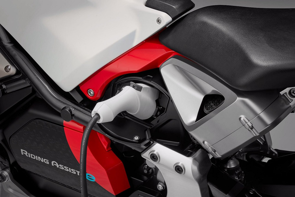 Honda phát triển mô tô điện tự cân bằng