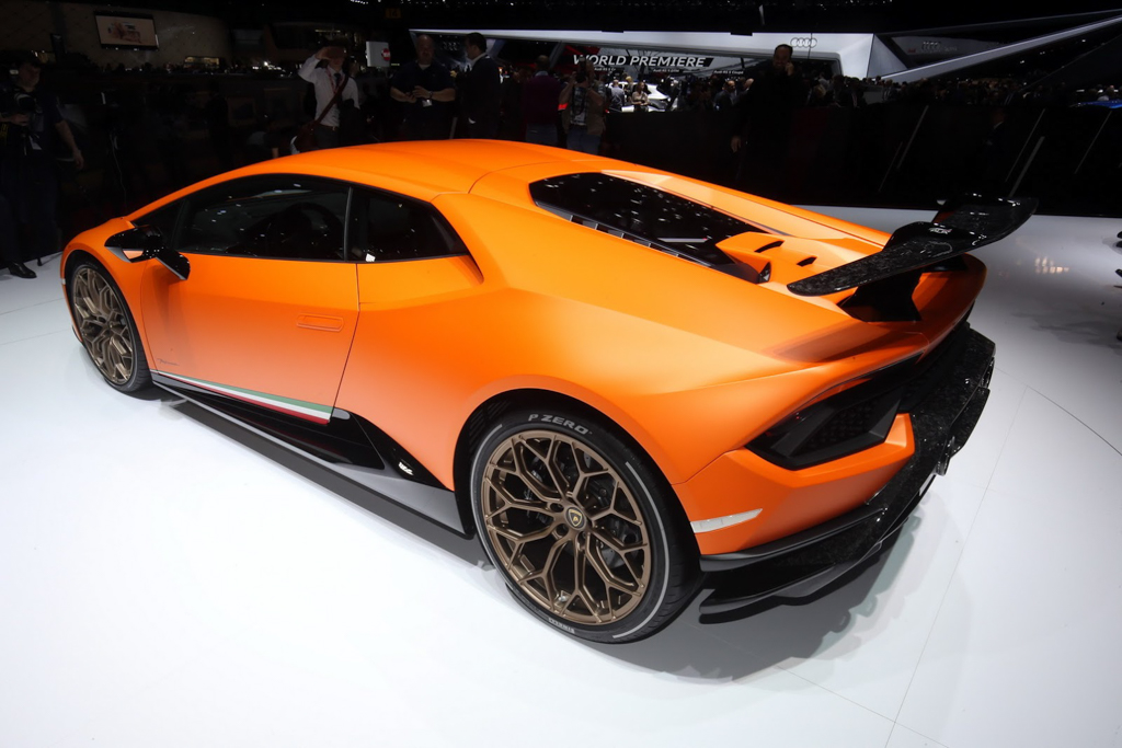Lamborghini Huracan Performante vừa ra mắt đã phá kỷ lục