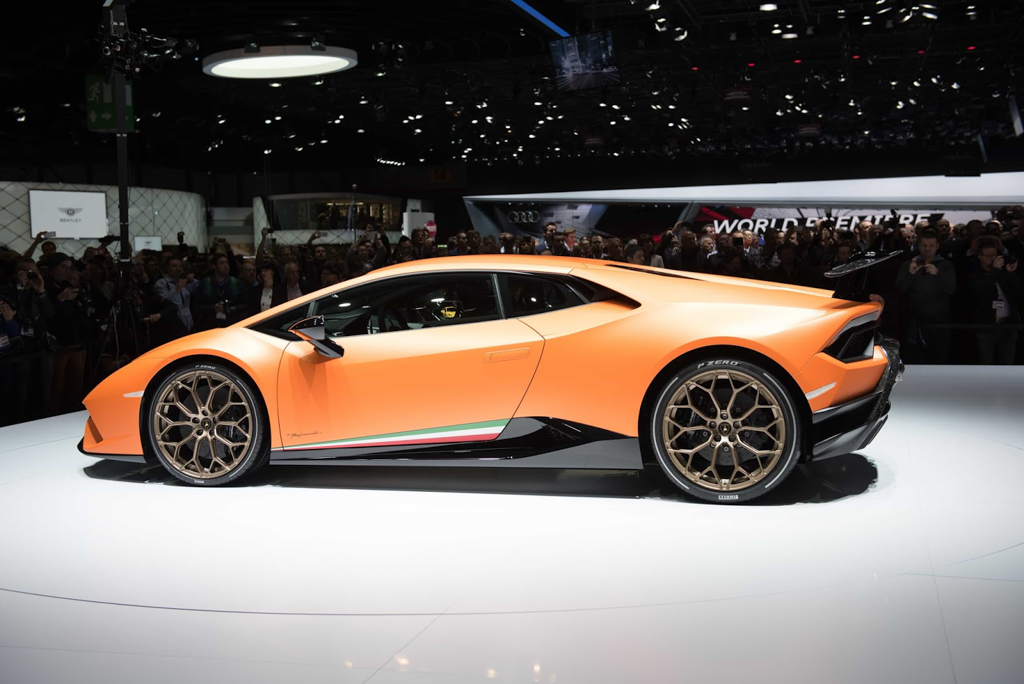 Lamborghini Huracan Performante vừa ra mắt đã phá kỷ lục