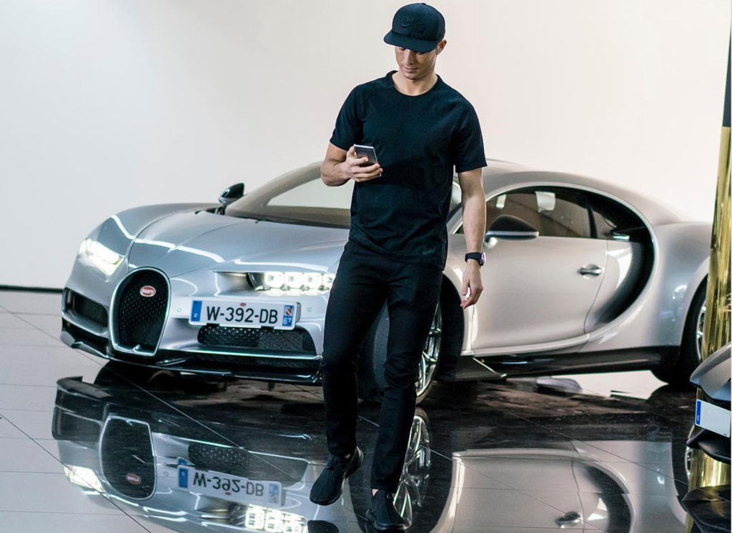 Cristiano Ronaldo cầm cương 'chiến mã triệu đô' Bugatti Chiron