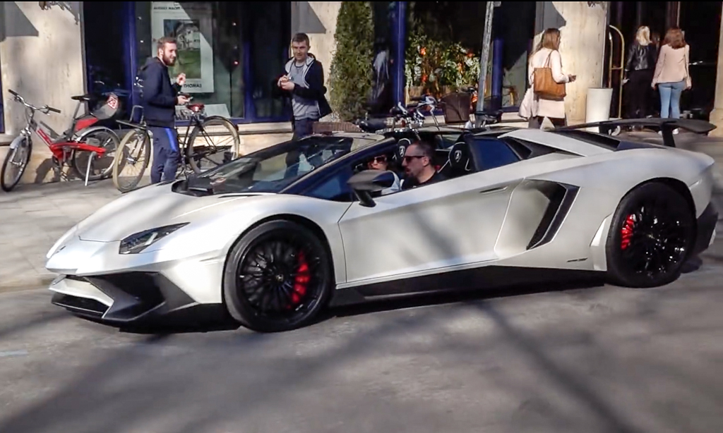 Sao bóng đá Franck Ribery lái Lamborghini Aventador SV Roadster dạo phố