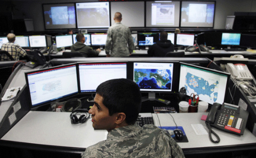 IS đã tung lên mạng danh sách được cho là dữ liệu của 1.500 quan chức Mỹ  - Ảnh: Reuters