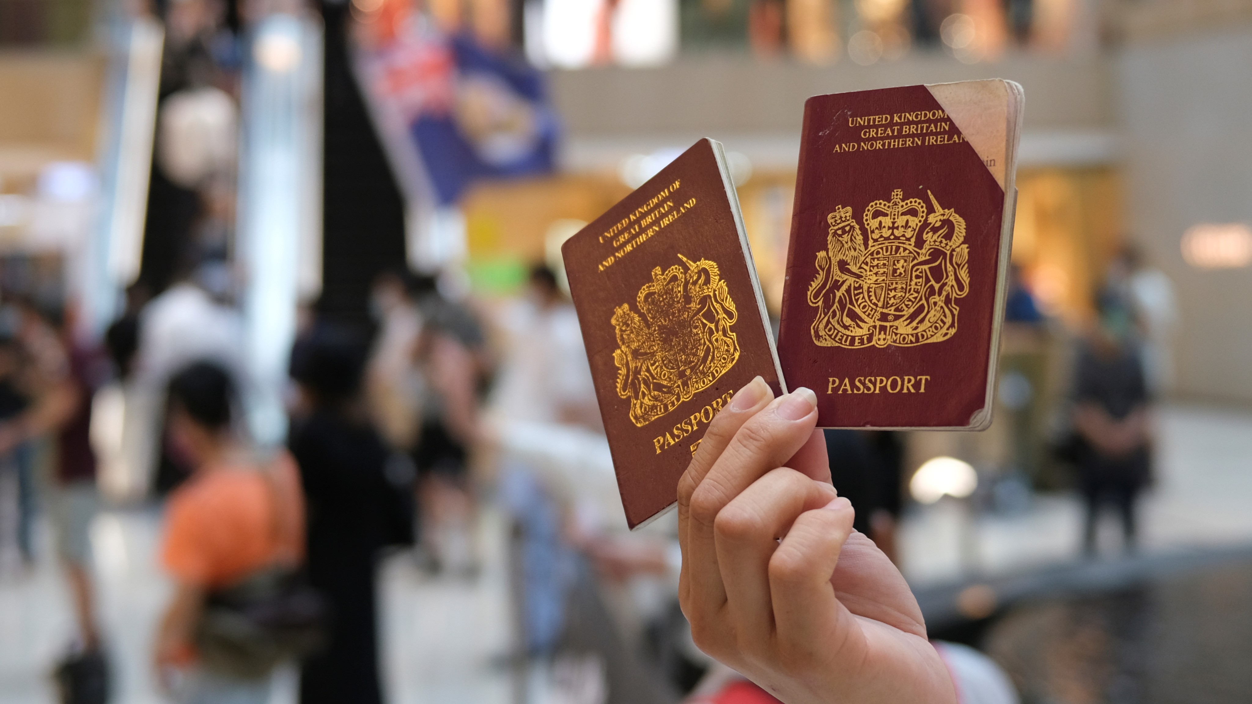 Khi bạn chuẩn bị đi du lịch hoặc sang nơi khác để làm việc, việc chuẩn bị hồ sơ xin visa và thủ tục thiệp passport là rất quan trọng để đảm bảo quyền lợi của bạn. Hãy để chúng tôi giúp bạn tìm hiểu những thông tin cần thiết để có được chuyến du lịch hay công tác suôn sẻ và an toàn.