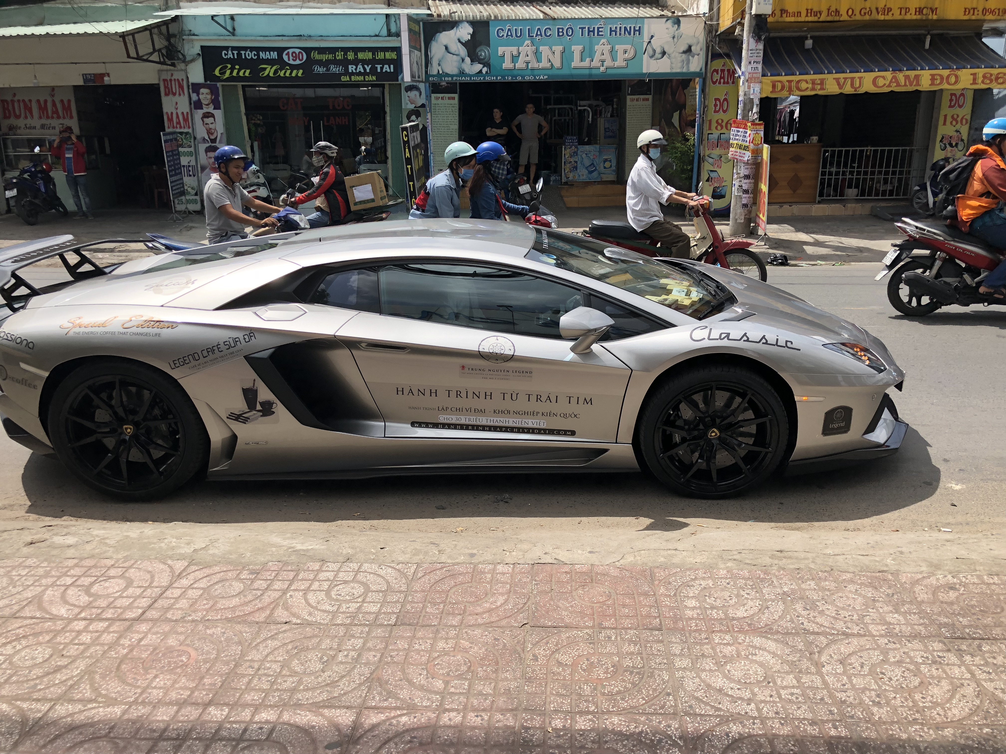 Siêu xe Lamborghini Aventador DMC độc nhất Việt Nam lăn bánh trên phố