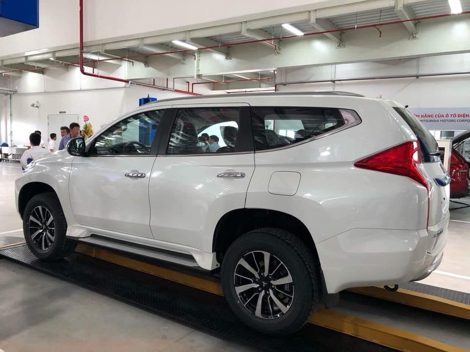 Giá xe Mitsubishi Pajero Sport 2018 tại Việt Nam  4x4 AT STD 4x2 AT 4x4  AT