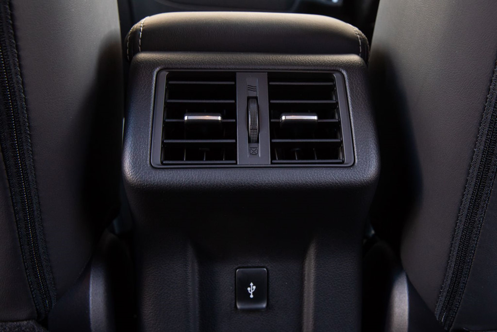 Mitsubishi Outlander 2019 bổ sung cửa gió hàng ghế sau Mitsubishi Outlander 2019 Bổ Sung Cửa Gió Hàng Ghế Sau