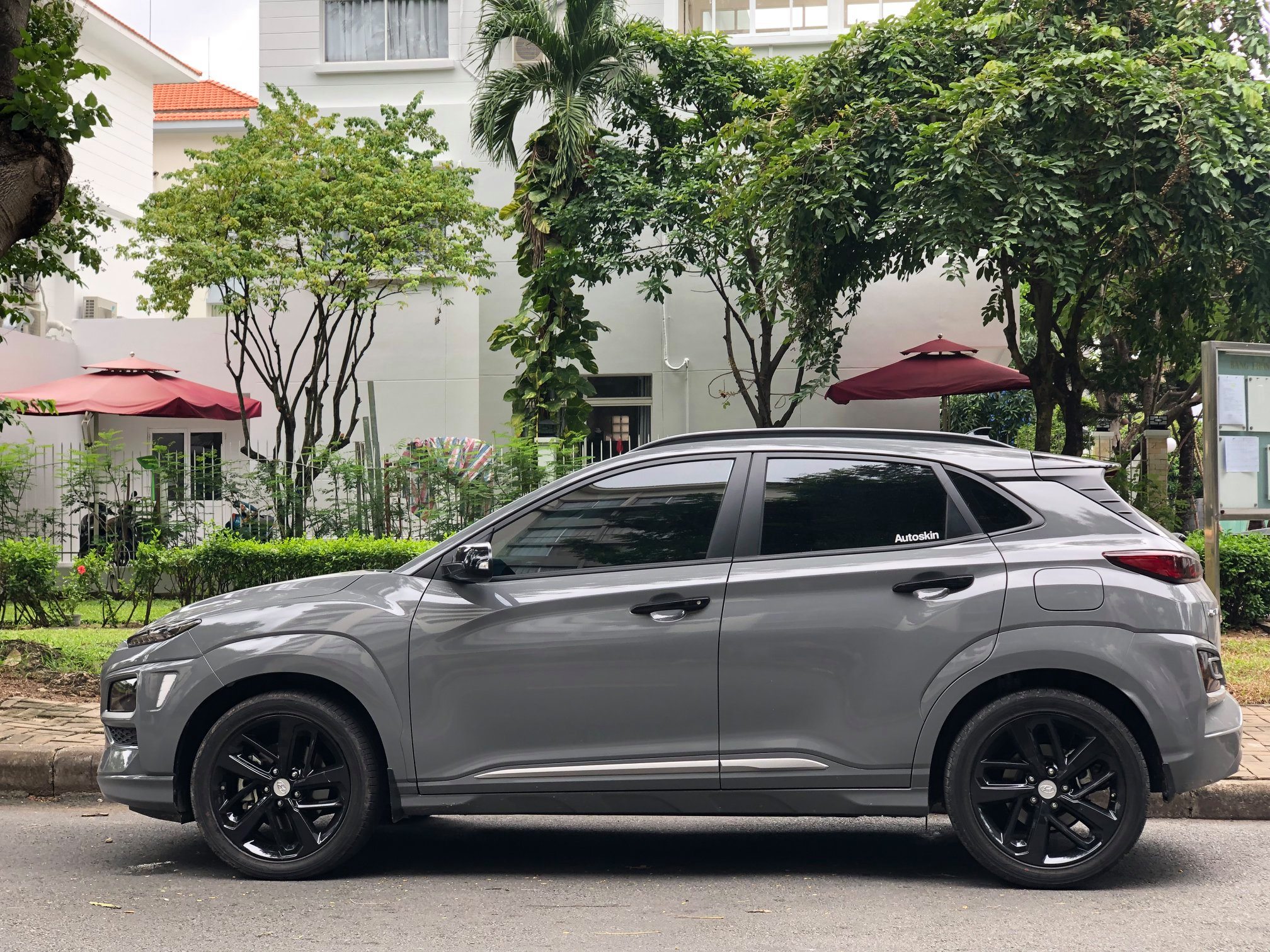 Hyundai Kona Lạ Mắt Với Màu 'Xi Măng'