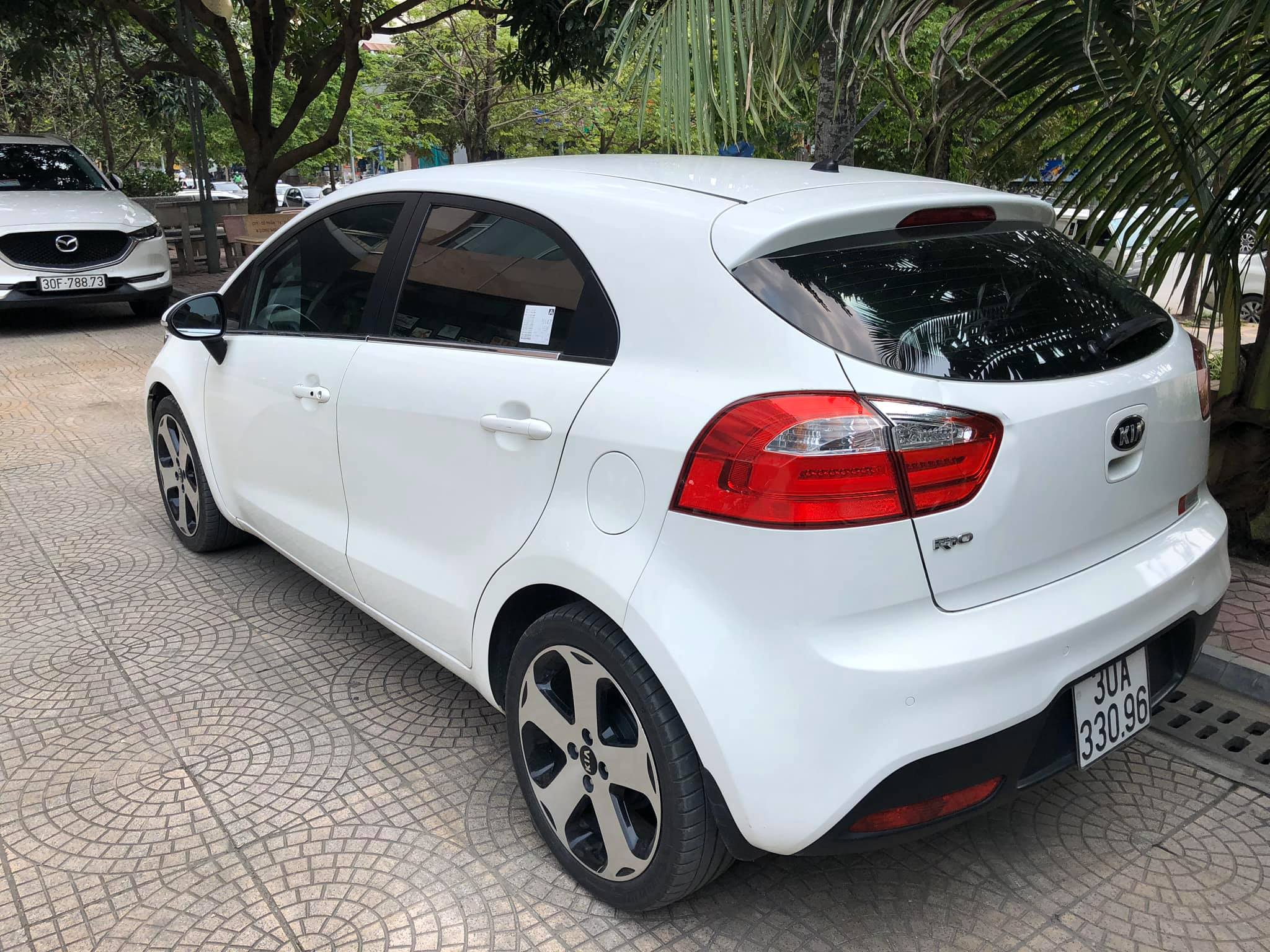 Tư vấn Nên chọn mua Kia Rio Hatchback hay Sedan