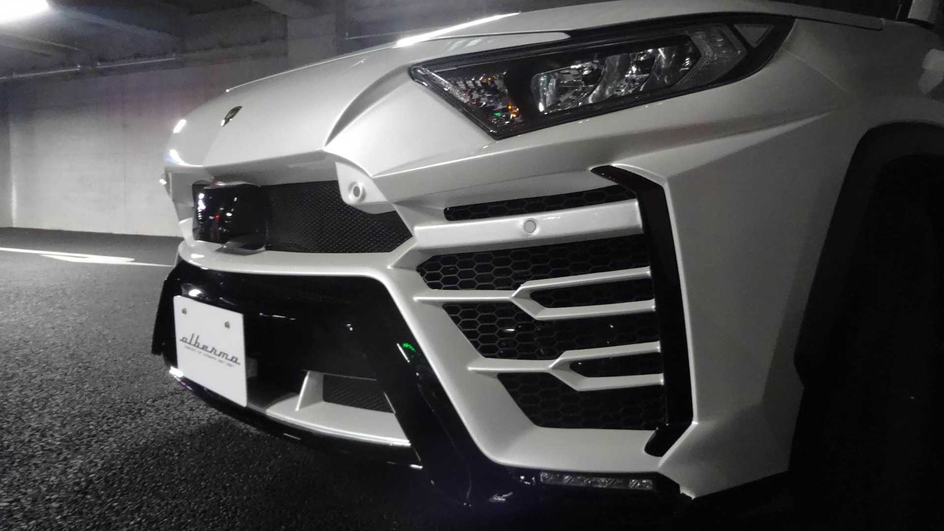 Toyota RAV4 'lột xác' thành siêu xe Lamborghini Urus với chi phí thấp