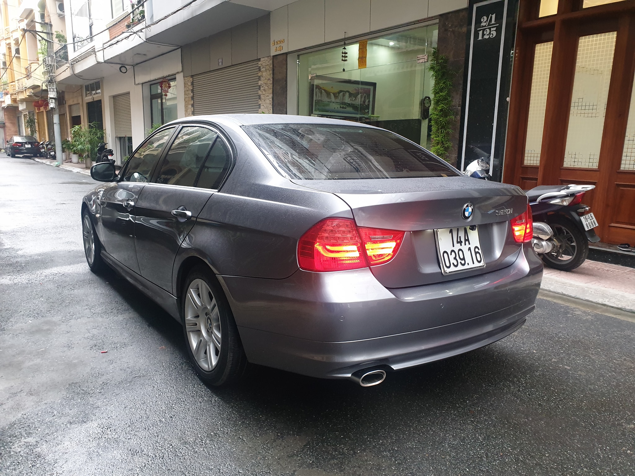 Ngọc Trinh xinh xắn bên siêu xe BMW i8