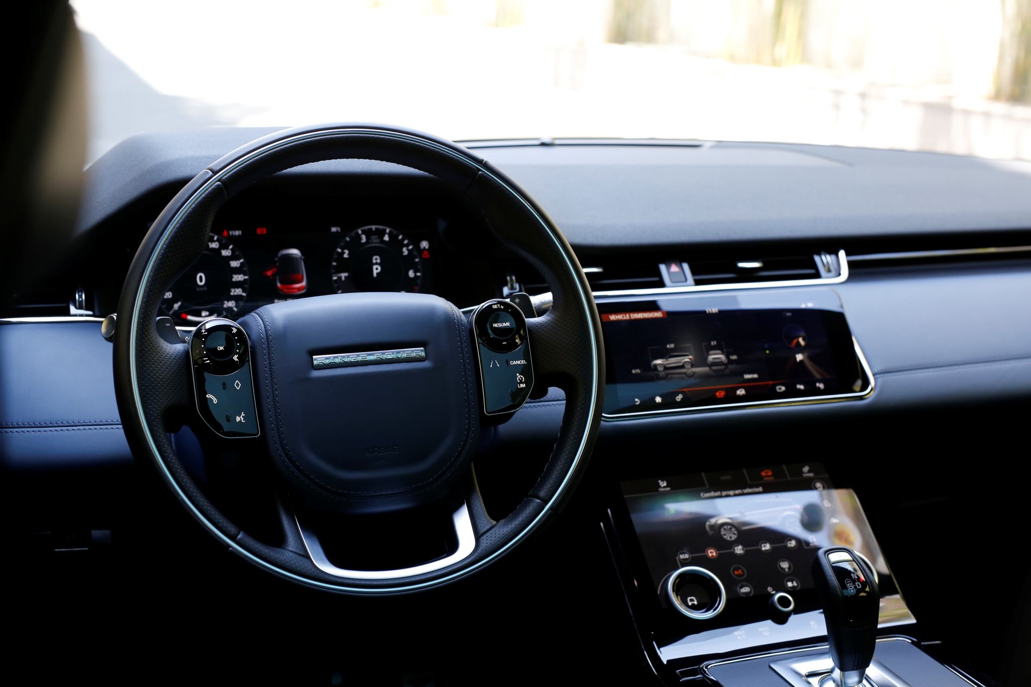 Range Rover Evoque sở hữu thiết kế tinh tế và cá tính, và đem lại trải nghiệm lái tuyệt vời. Sử dụng công nghệ tiên tiến, hiệu suất lái của chiếc xe này luôn được tăng cường. Nó sẽ là sự lựa chọn hoàn hảo cho những người ưa thích đẳng cấp và phong cách.