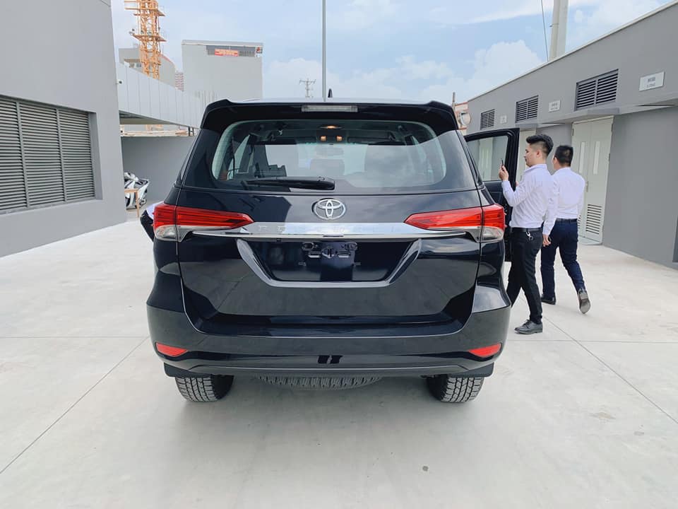 So sánh Toyota Fortuner 2021 bản tiêu chuẩn và Legender