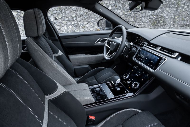 Nội thất Range Rover Velar 2021 đã được cải tiến và trở nên sang trọng hơn. Các vật liệu cao cấp và thiết kế tinh tế sẽ đưa bạn đến một trải nghiệm thực sự đẳng cấp. Đừng bỏ lỡ cơ hội để xem những bức ảnh đầy thú vị này.