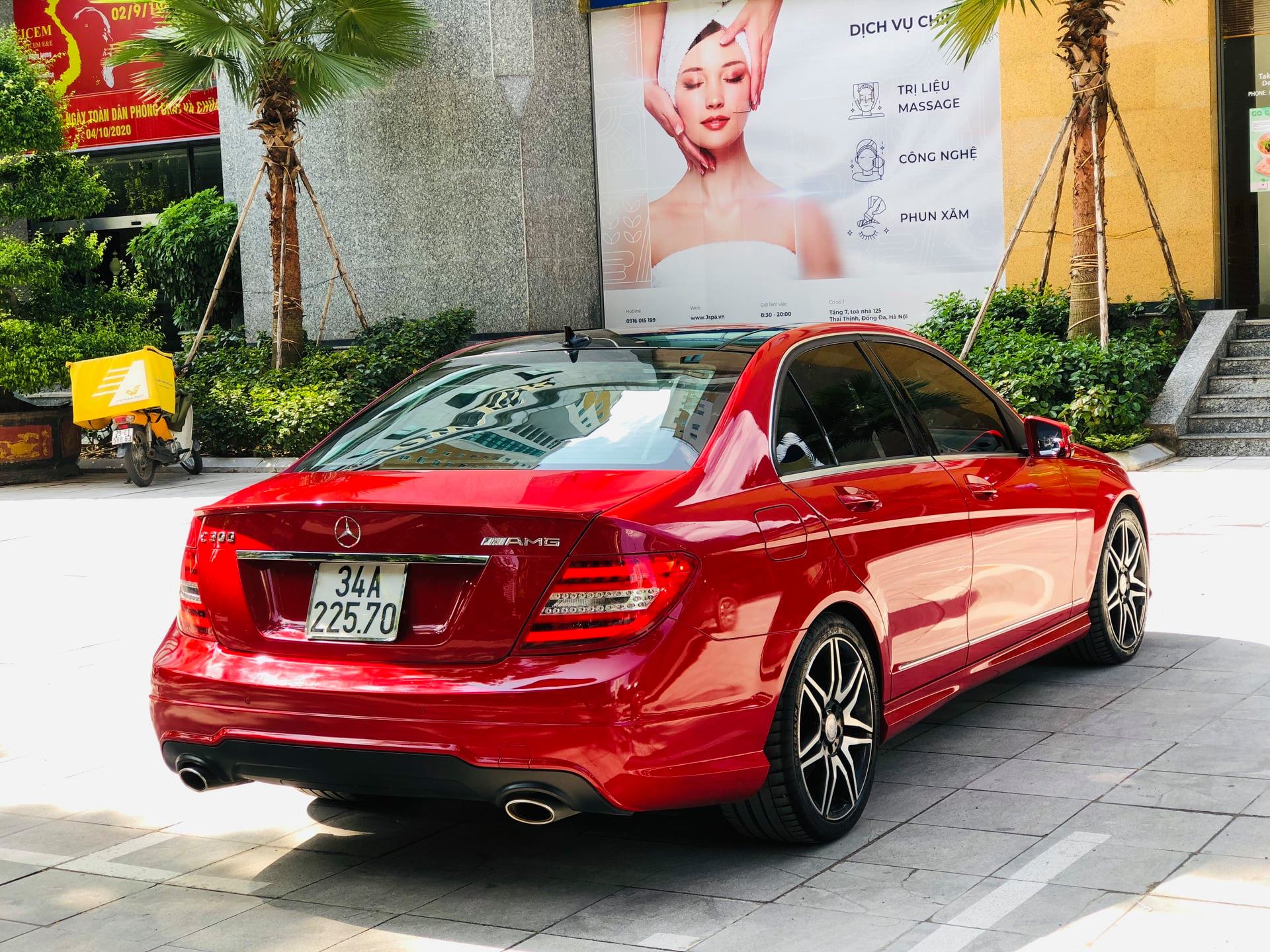 Xe Mercedes C300 cũ đời 2016 màu Đỏ chạy 37932 km chính chủ còn rất mới