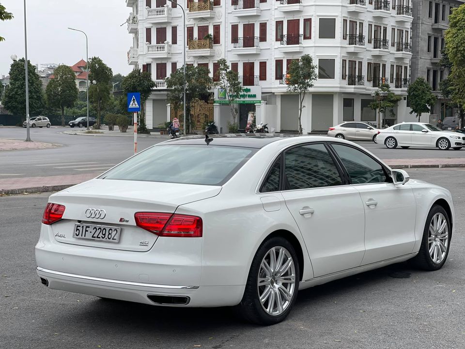 Cho thuê xe Audi A8 màu trắng