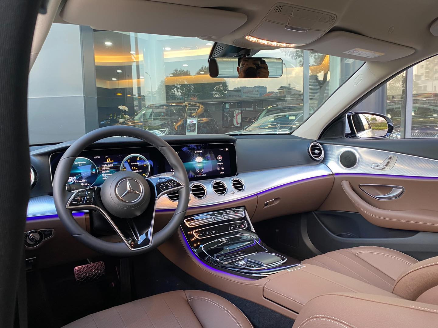 Mercedes E180 2021 giá hơn 2 tỉ đồng vẫn dùng động cơ 