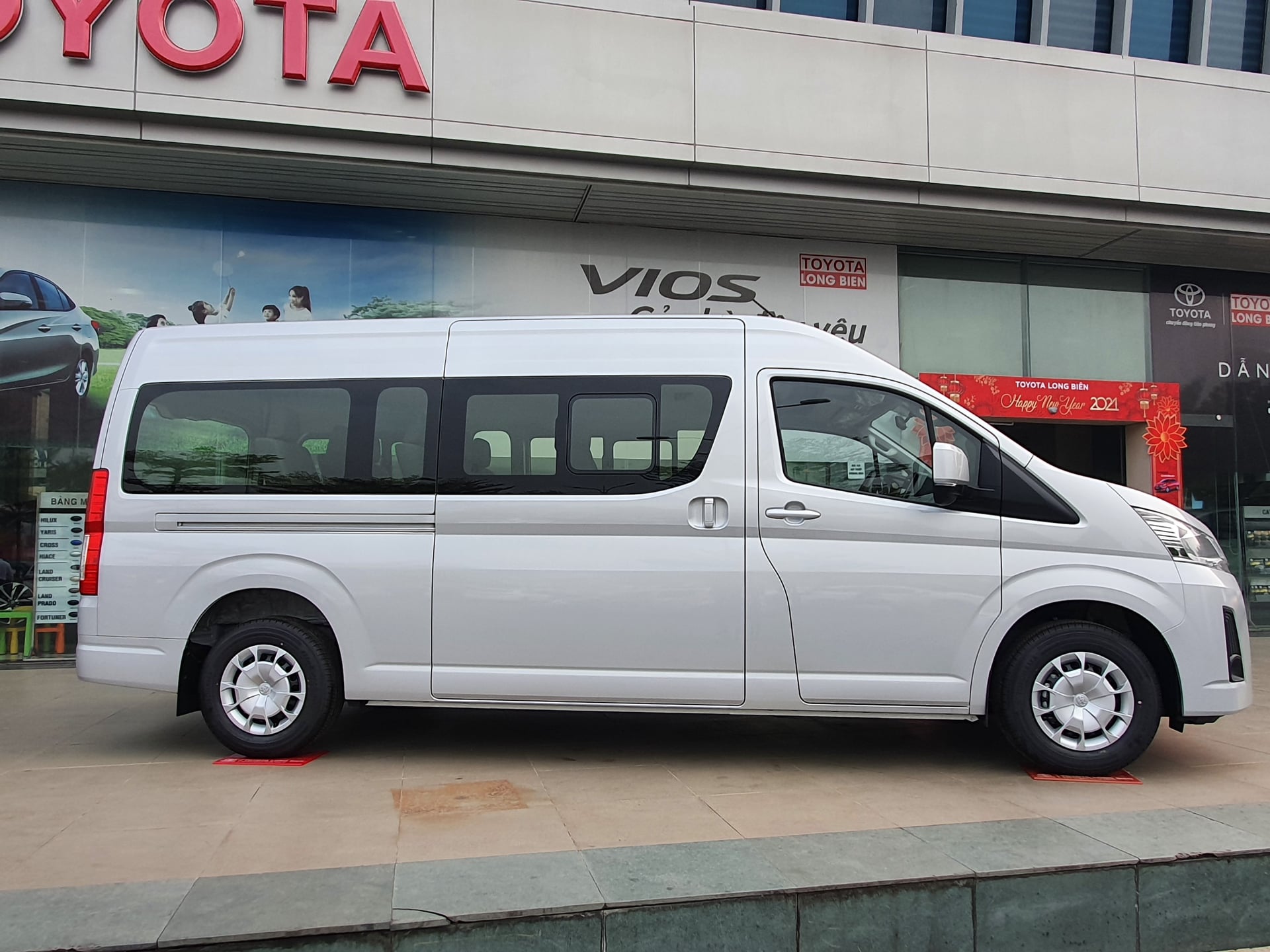 Toyota Hiace  Bảng giá xe Hiace 032023  Bonbanhcom