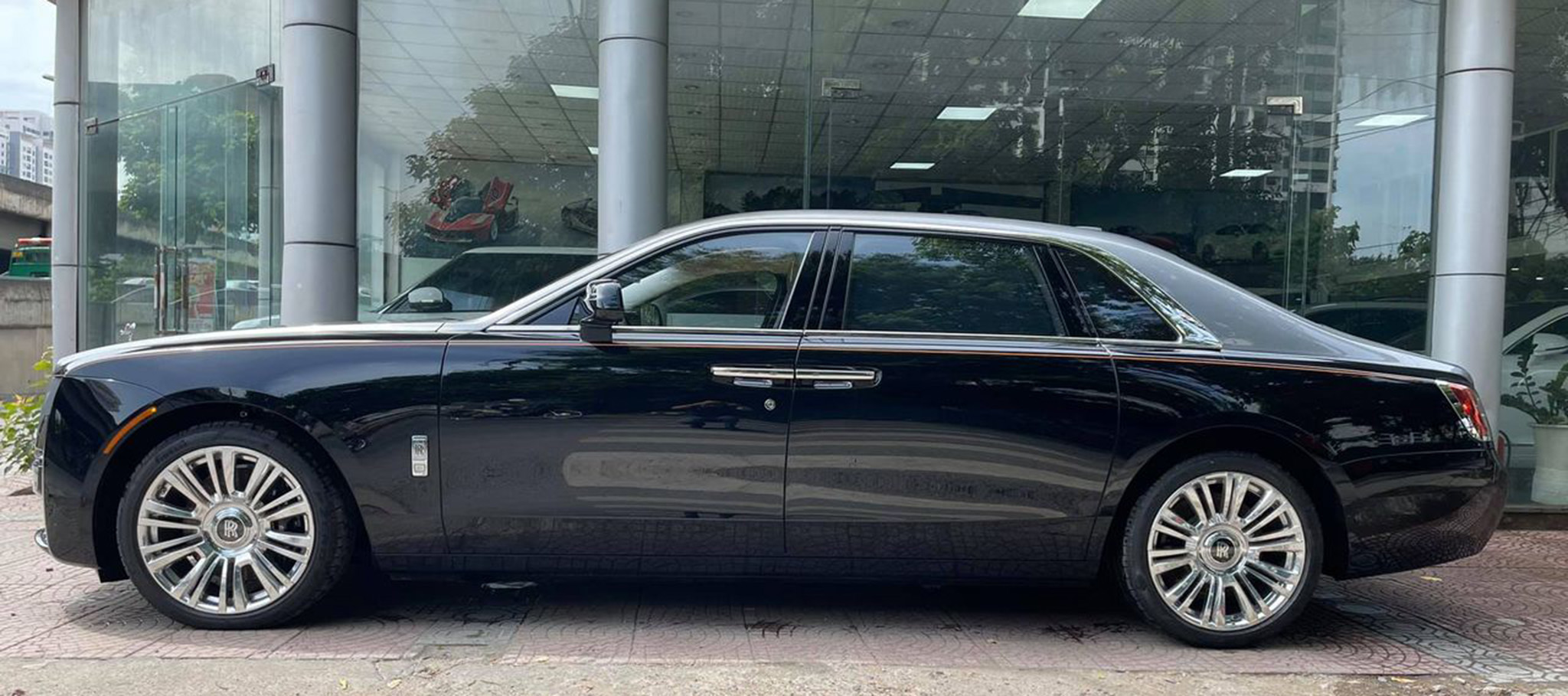 Chi tiết siêu xe RollsRoyce Ghost 2021 giá từ 30 tỷ đồng  Tạp chí Doanh  nghiệp Việt Nam