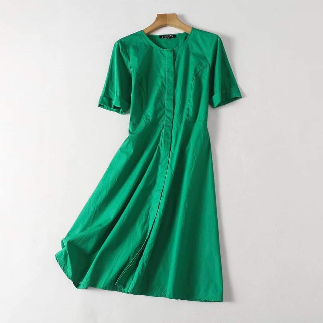 Áo đầm màu xanh lá cây phối với giày gì để đẹp?
