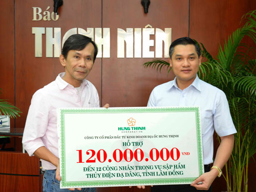 Ông Nguyễn Văn Cường (phải) trao bảng biểu trưng số tiền cho nhà báo Võ Khối, Ủy viên Ban Biên tập - Tổng thư ký tòa soạn báo in Thanh Niên