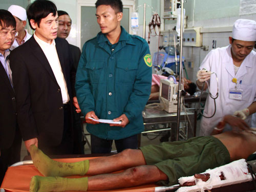 Các nạn nhân bị thương được đưa tới Bệnh viện đa khoa tỉnh Thanh Hóa cấp cứu - Ảnh Ngọc Minh