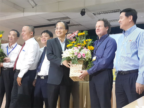 Phó chủ tịch UBND TP.HCM Lê Mạnh Hà tặng hoa cho các DN CNTT nhân dịp đầu năm mới - Ảnh: Mai Vọng