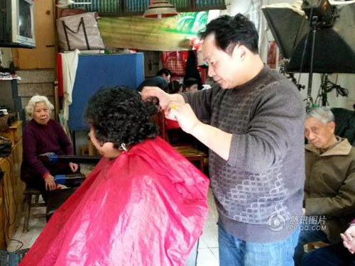 Hào hứng ra tiệm cắt tóc chào năm mới nam thanh niên nhận kết quả bất ngờ