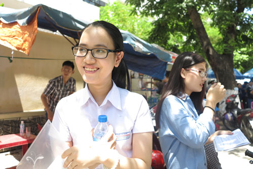 Thí sinh năm nay vô cùng hài lòng với đề thi các môn đều tương đối dễ - Ảnh: Diệu Hiền