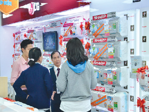 Nhiều ưu đãi mua sắm hấp dẫn “Cuối mùa nóng” đang diễn ra rại Nguyễn Kim đến hết ngày 16.7.2015 - Ảnh: M.T