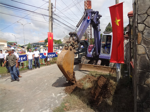 Ra quân thực hiện dự án cấp nước sạch trên địa bàn huyện Củ Chi vào sáng 6.7 - Ảnh: Mai Vọng