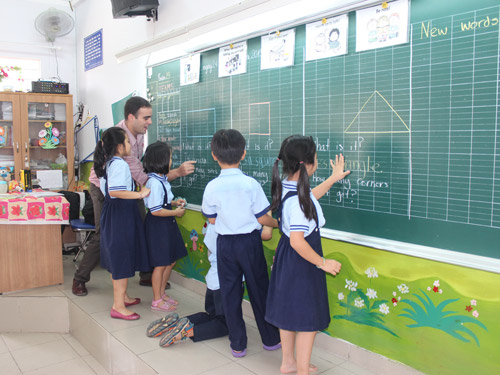 Học sinh tiểu học trong giờ học chương trình tiếng Anh tích hợp - Ảnh: V.K