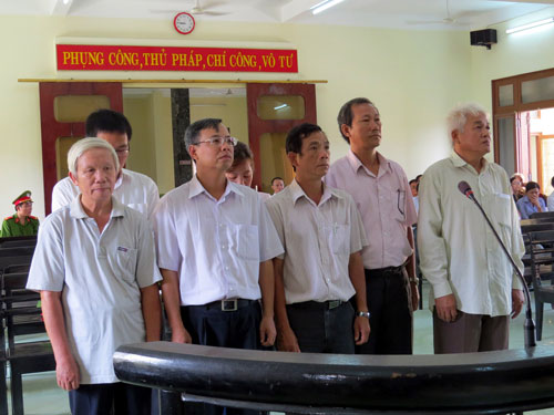 Các bị cáo tại tòa - Ảnh: Đức Huy