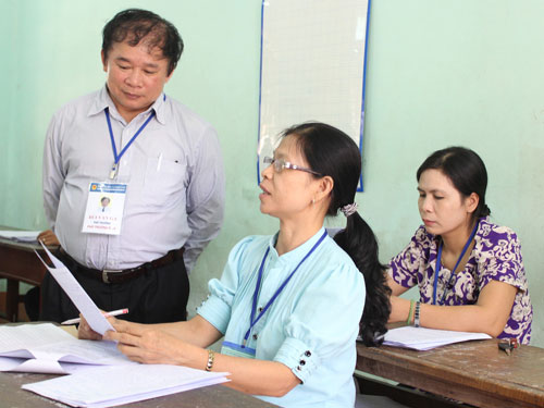 Thứ trưởng Bùi Văn Ga kiểm tra công tác chấm thi tại cụm thi địa phương ở Bình Định hôm qua (10.7) - Ảnh: Tâm Ngọc